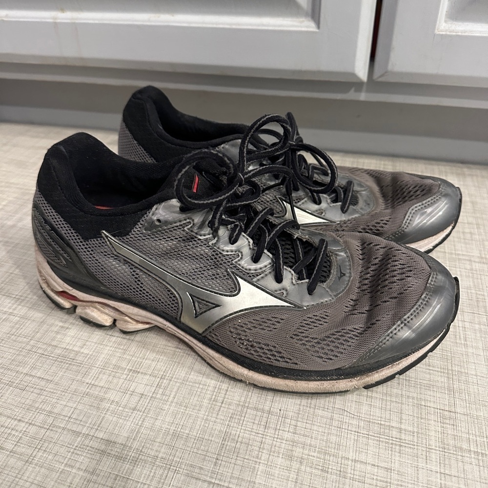 Men’s mizuno size 9 wave rider 21 running shoes